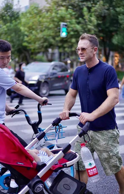 最近，那个两米二老外深圳就医的视频火出圈了。视频里是巴西小伙菲利普，他身高2米2
