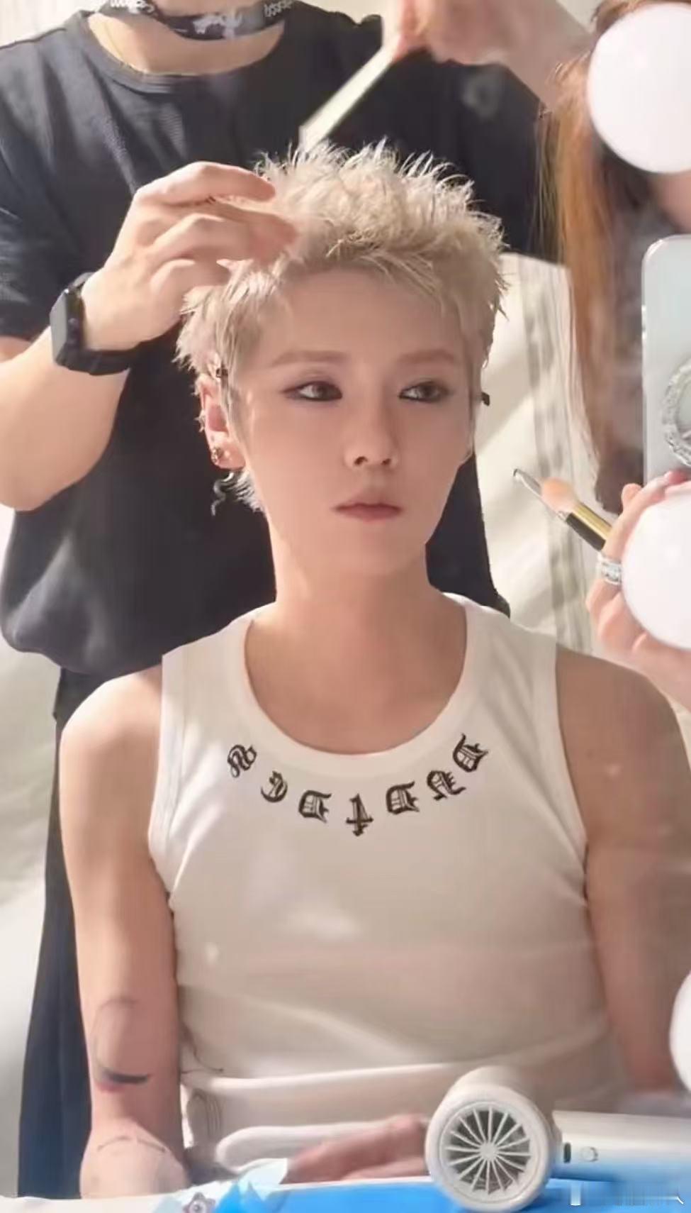 鹿晗对镜比耶鹿晗对镜比耶好帅！鹿晗对镜比耶live