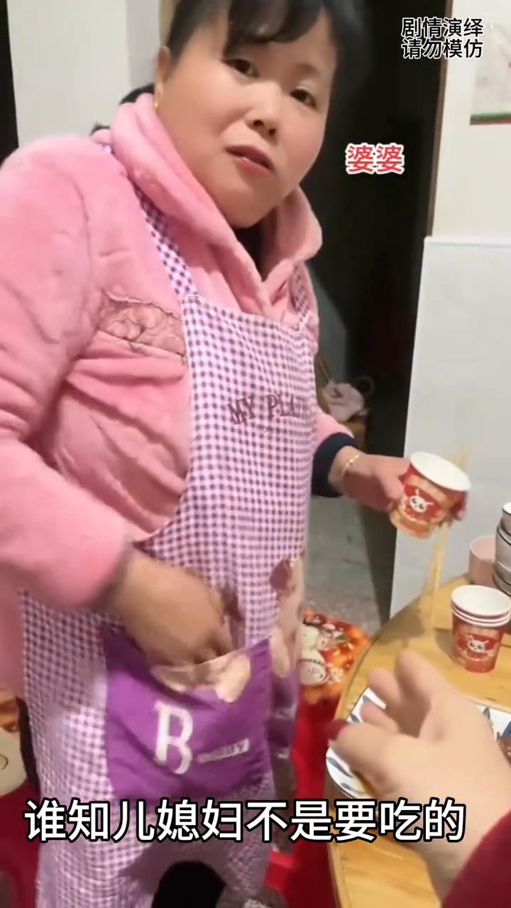 儿媳妇向婆婆伸手时让她一脸懵，这一幕真的太搞笑了。
家里刚办喜事，婆婆忙了一天终