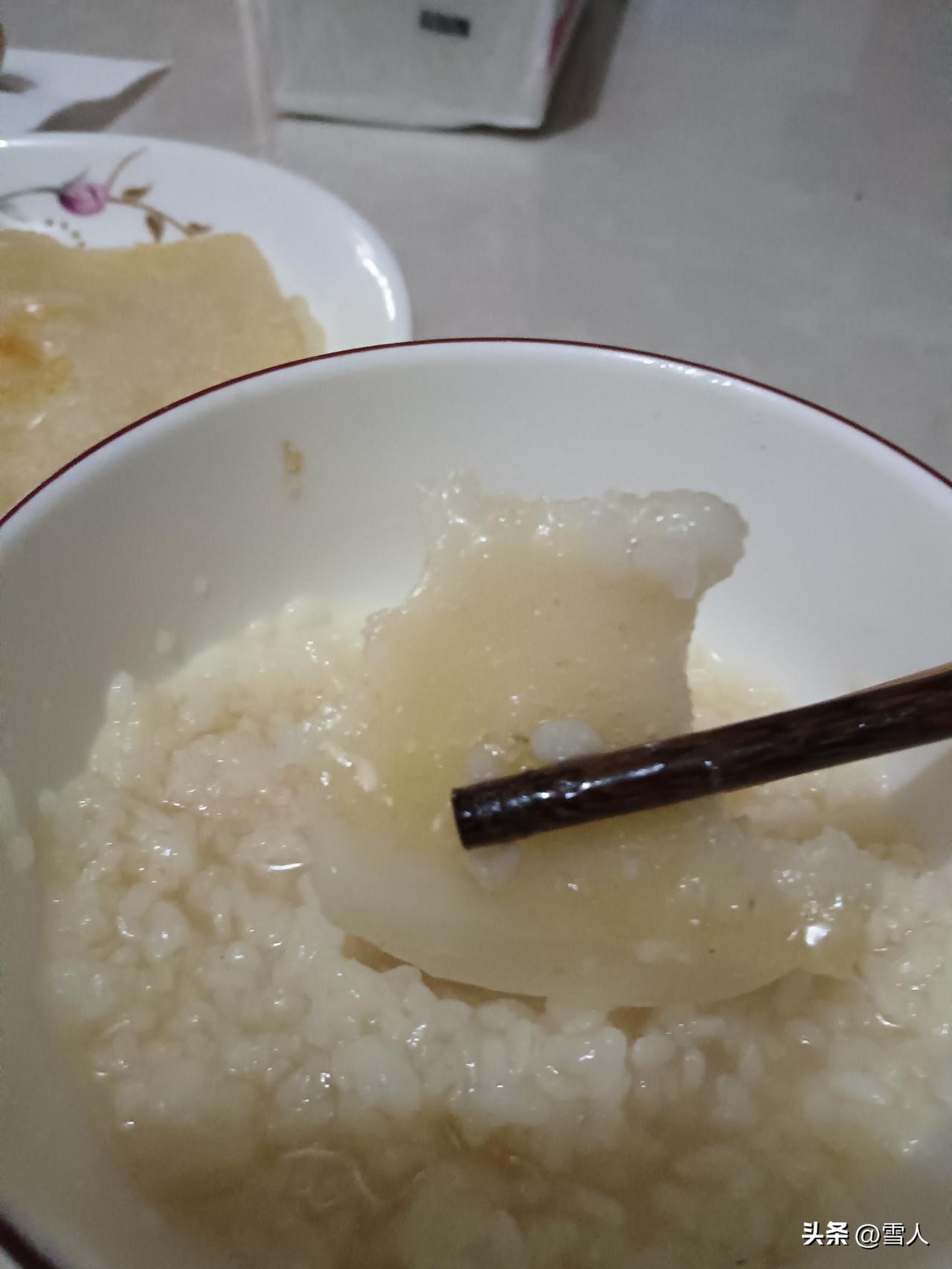 湘超冠军城小甜水拌油炸糍粑：甜酒糟凉拌炸糍粑，是烟火里最朴素的欢喜，简单几步，便