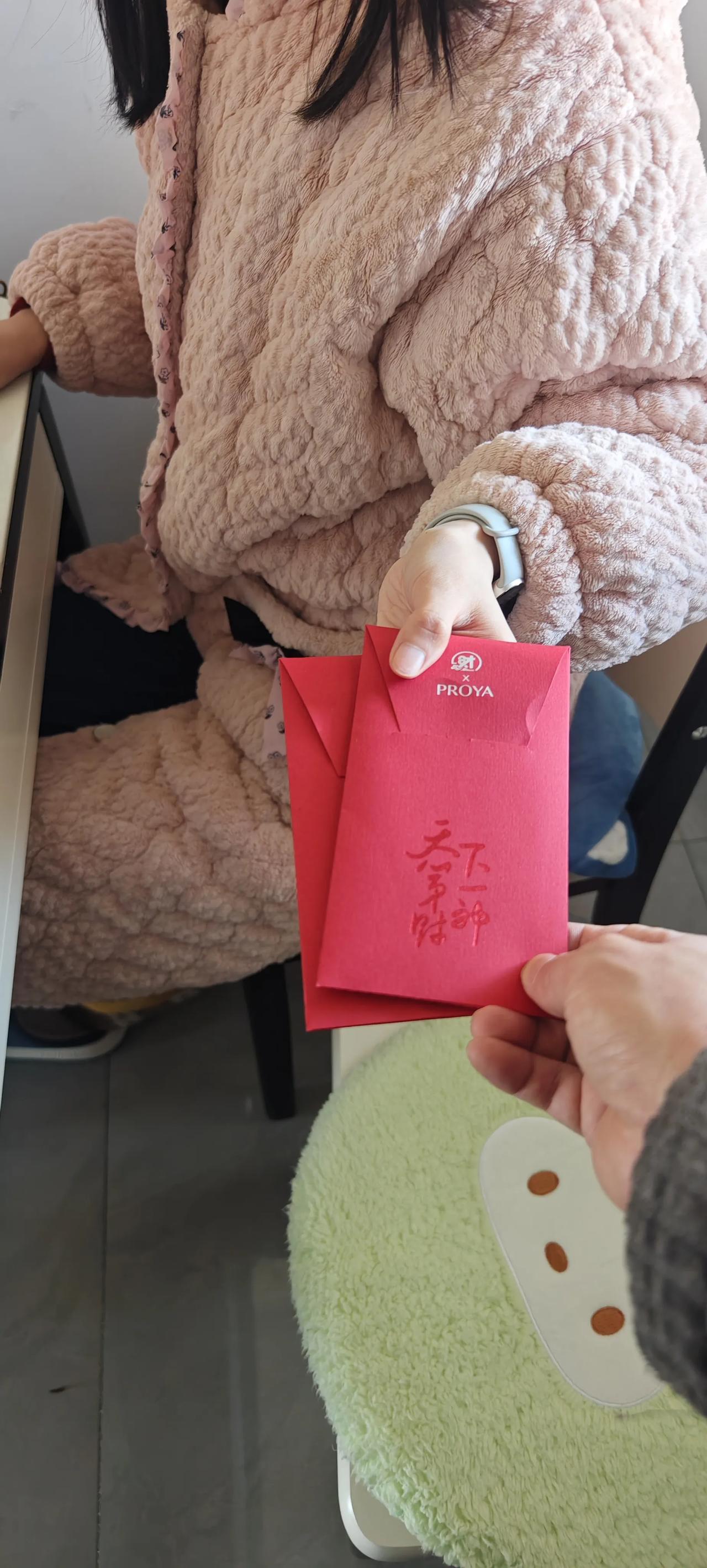 门婿第一次上门我弟2千红包我妈2千红包！
昨天女儿把男朋友带上门我们给了2000