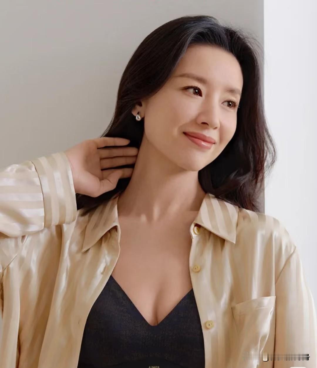 没想到“玉女”鼻祖也拍内衣广告，曾经的白百合，思想挺开放，董洁是懂流量的。

不