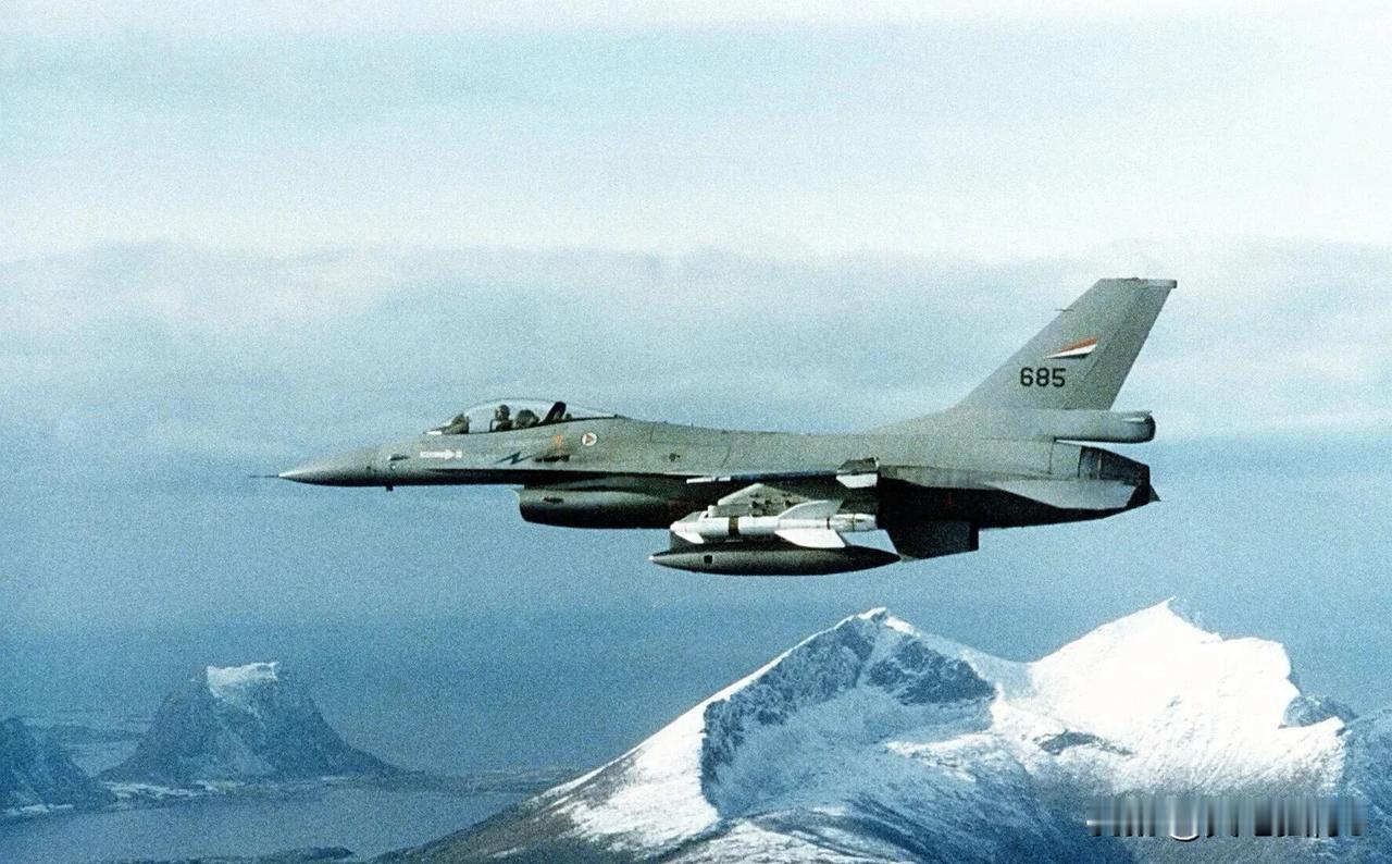 挪威空军的F-16战斗机，翼下挂载着一枚挪威“企鹅”反舰导弹。