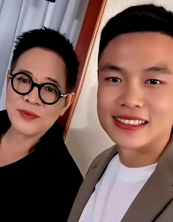 李连杰被传换心脏换血，他干脆在饭局上解开扣子亮胸口，一句疤都没留，把谣言按在地上