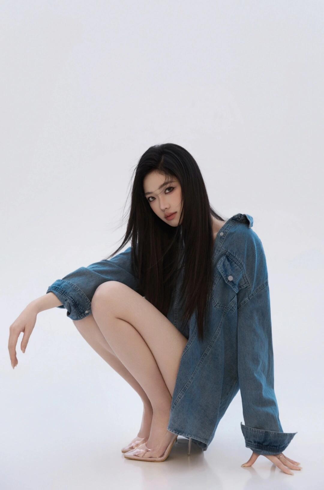 纯色背景写真的精髓，是“用留白装情绪”。
这组图里，浅白背景像张干净的纸，只靠一