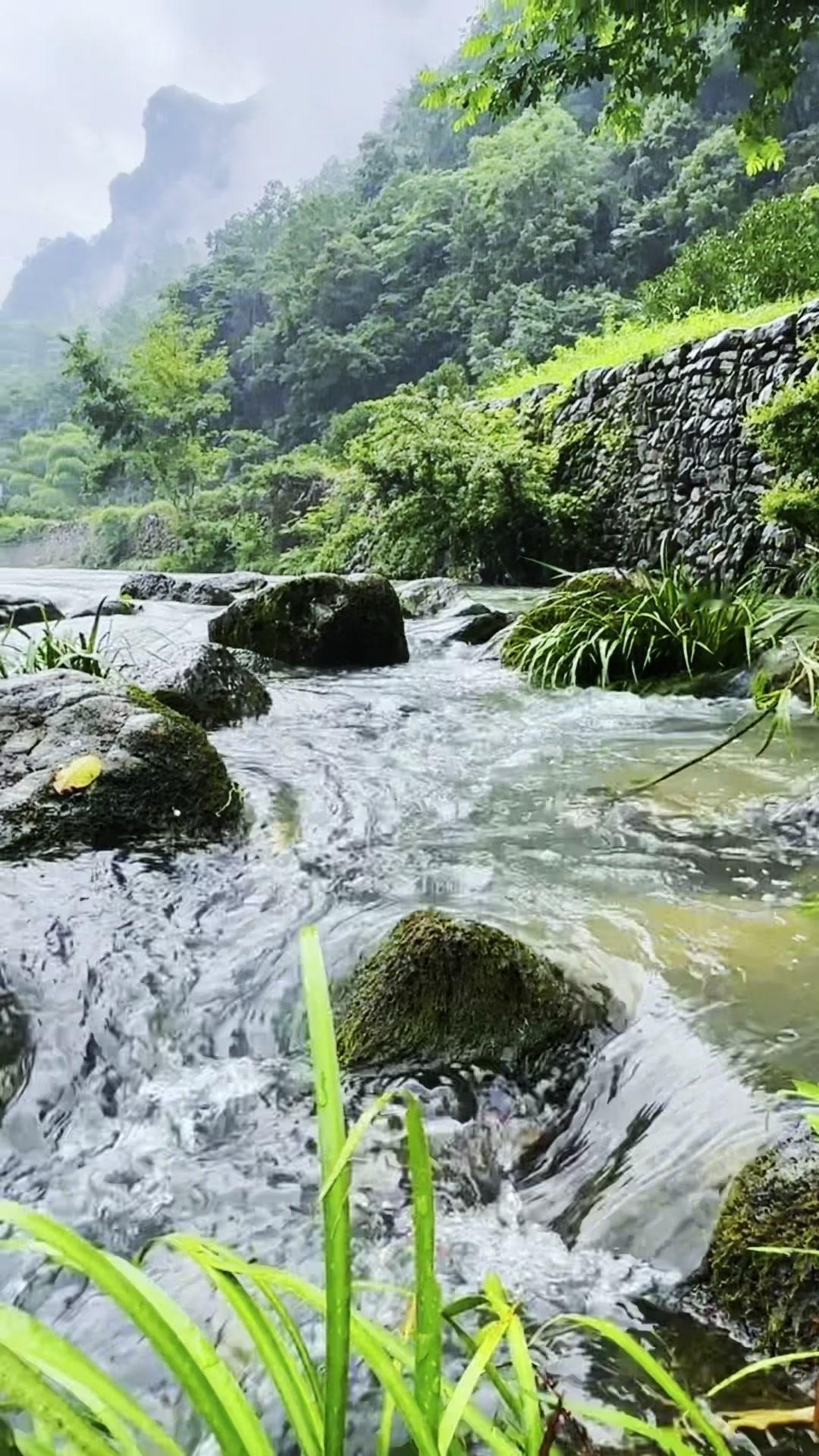 在德茹村把疲惫交给青山，烦恼随流水远去。沿着山间小路漫步，听着潺潺水声，看阳光穿