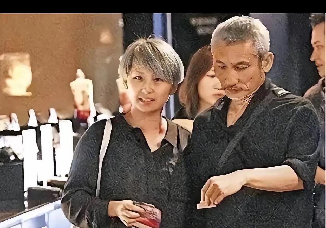 徐克以前在跟施南生的婚姻里应该是一个不太避嫌的男人，都已经结婚了，妻子施南生也很