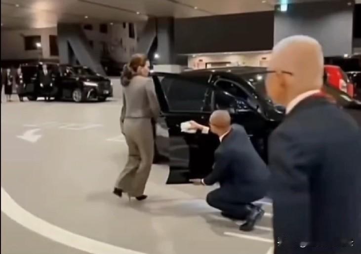 夜幕下的日本街头，泰国王后苏提达亲自驾驶豪车，载着助理，前往2027 IIHF 