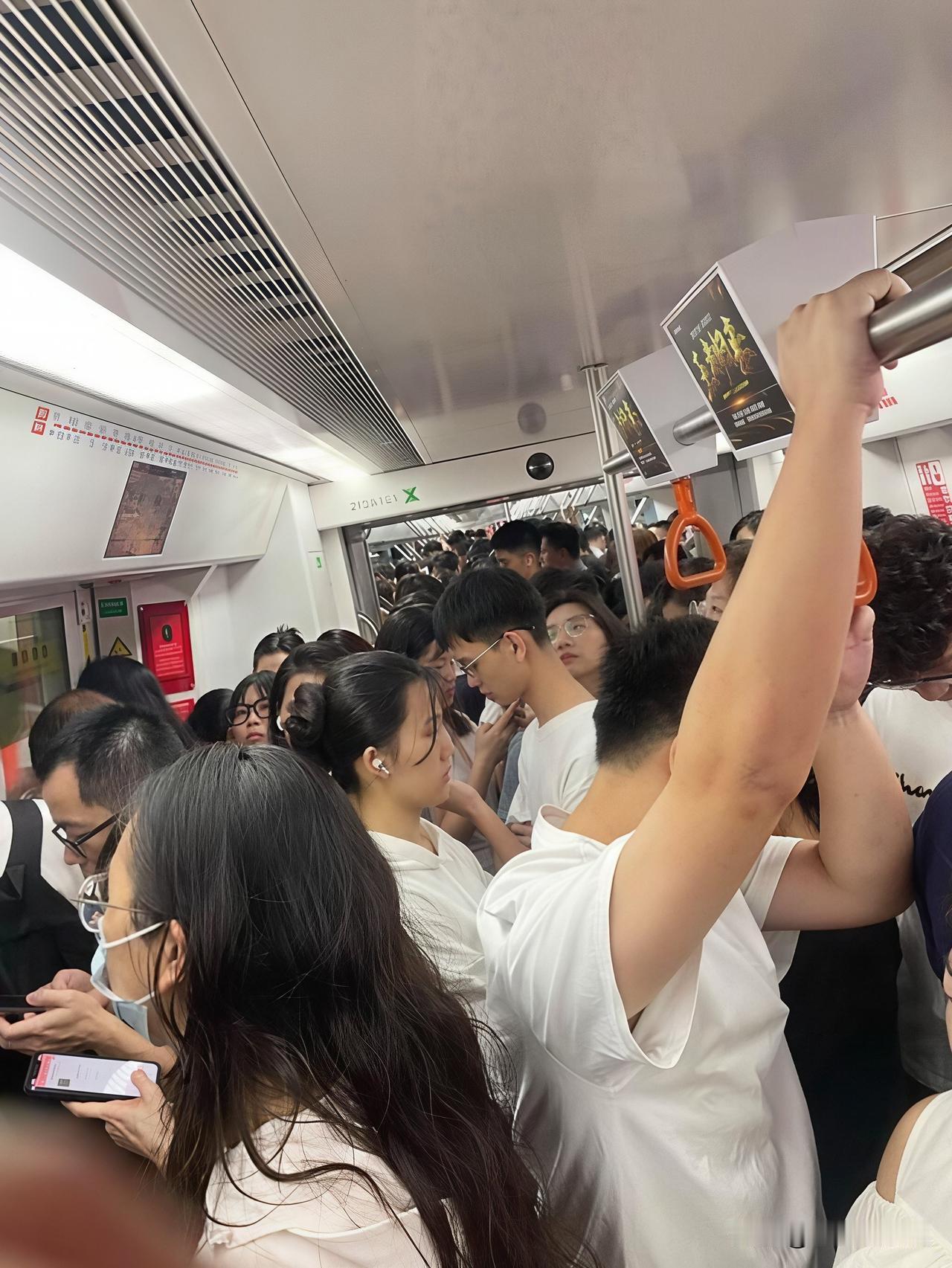 设女性专用车厢，不是给男乘客扣帽子，而是给需要的人多留一条退路。一个城市的温度，
