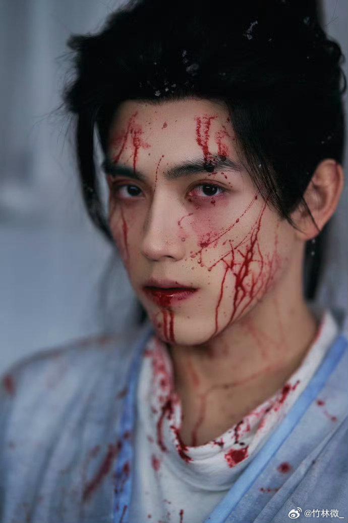 贺思慕强吻段胥思慕主动亲了段胥之后把他甩了段胥万万没想到，等来的吻居然是分手礼。