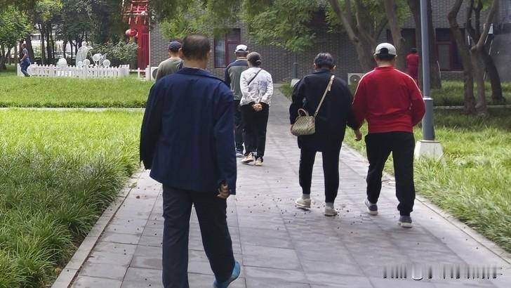 人若风光，众人追捧；一旦落魄，身旁几人？年轻时不拼搏，老来拿何忆往昔？
人生如戏