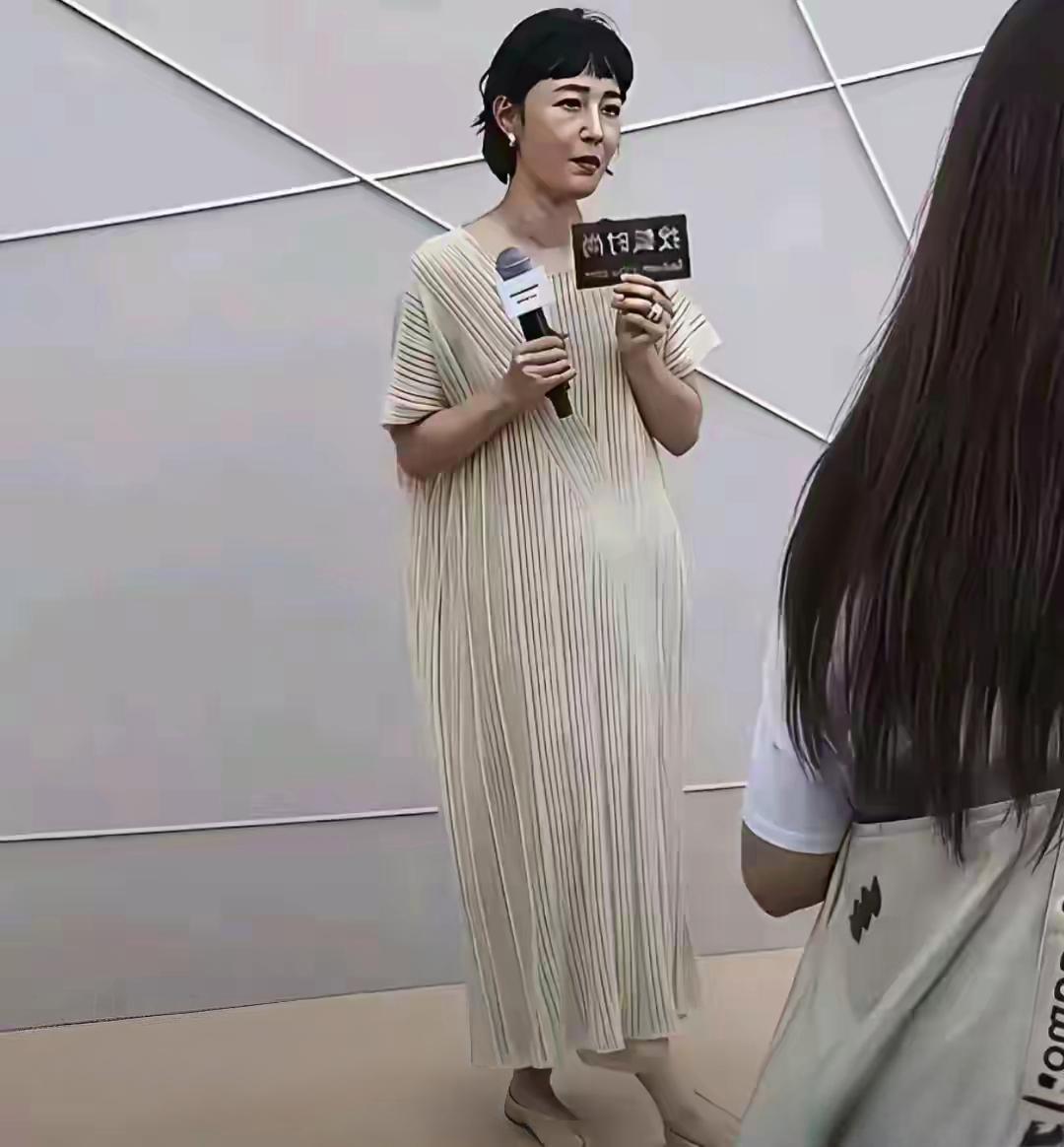 你敢信吗？
刷到这张图片，说这是现在的白百何，我看了半天，感觉不像啊！
你觉得这