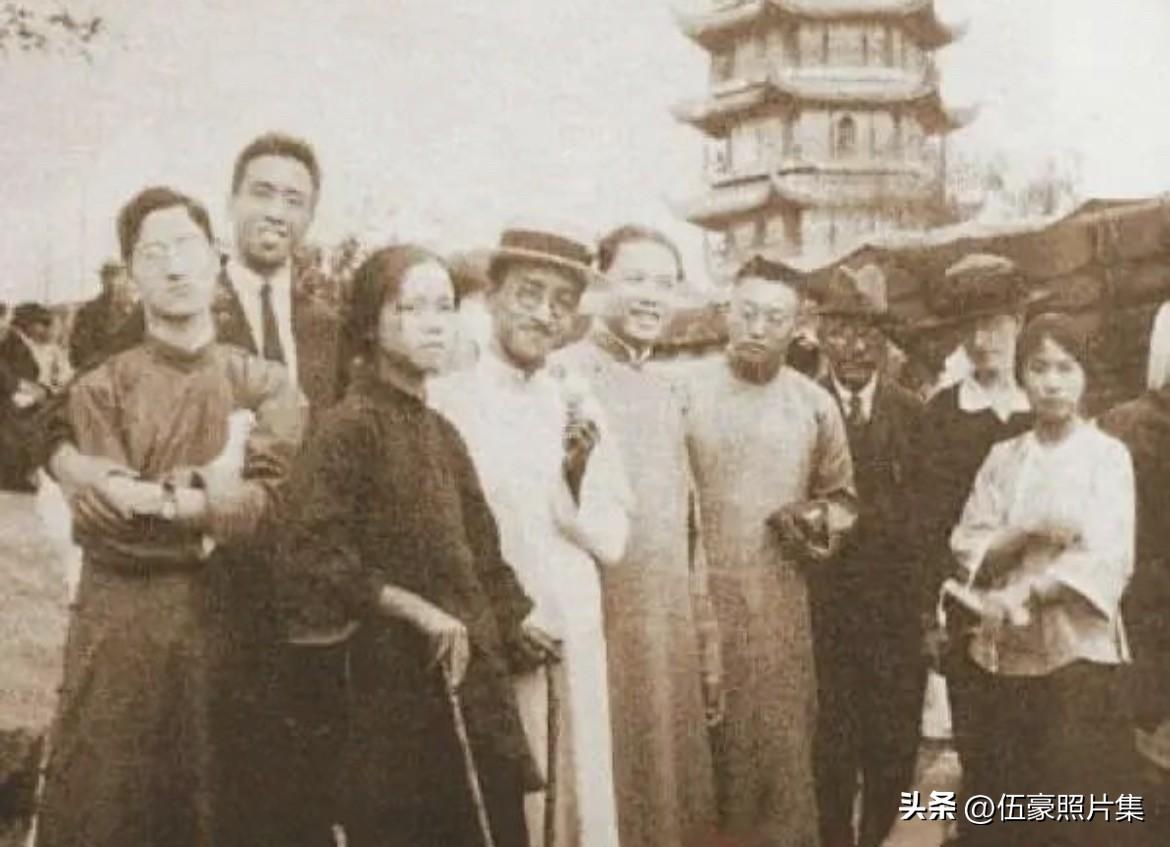 1923年，民国文人在浙江海宁观潮期间合影，左起：徐志摩、朱经农、曹诚英、胡适、