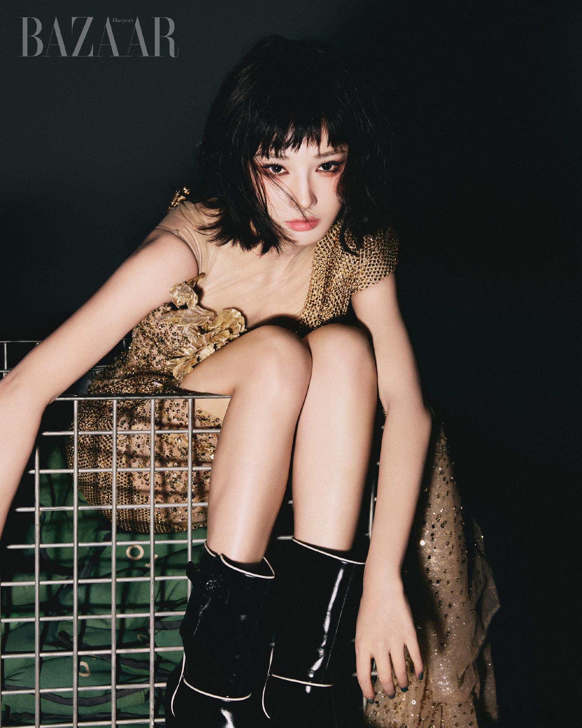 彭小苒高开叉开到大腿根彭小苒金色亮片长裙高开叉开到大腿根，显露出修长的美腿和优越