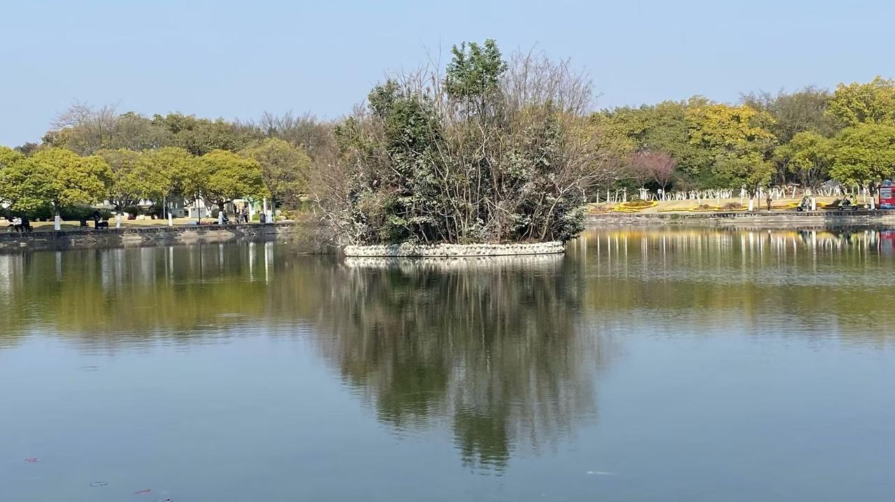 晒图笔记大赛一汪碧水，把天光与树影都揉进了怀里。湖心小岛静立，像时光遗落的诗行，