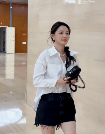 李沁脸上看不到一点班味 开开心心清清爽爽带着耳麦去上班，对着镜头也笑得好甜啊，李