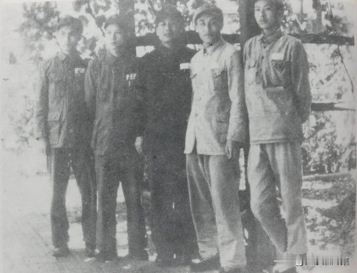 1949年，曾克林同志(中)与人民解放军第一个战车师领导合影。早在1945年12