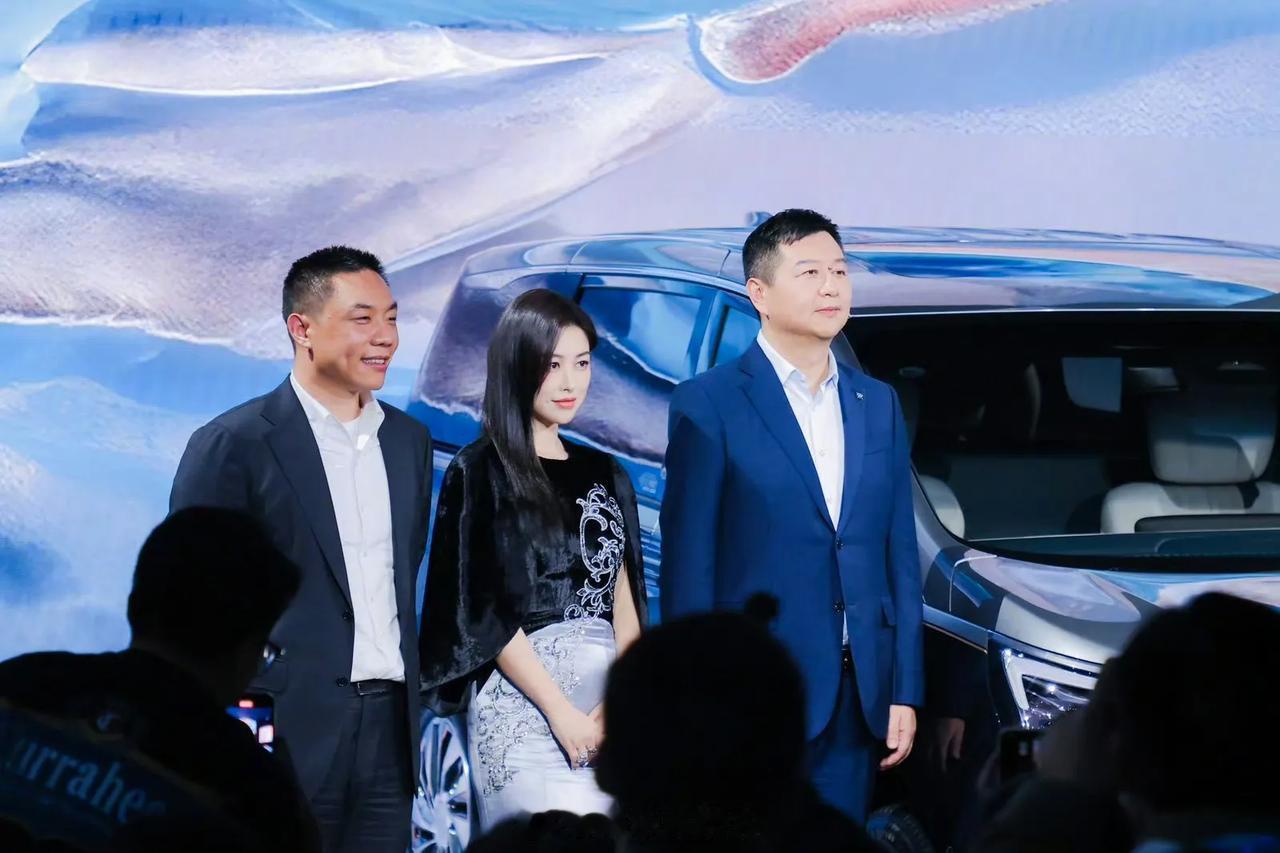 #世纪女神朱珠# @朱珠ZhuZhu 闪耀品牌活动现场，中式长裙造型衬托出她的曼