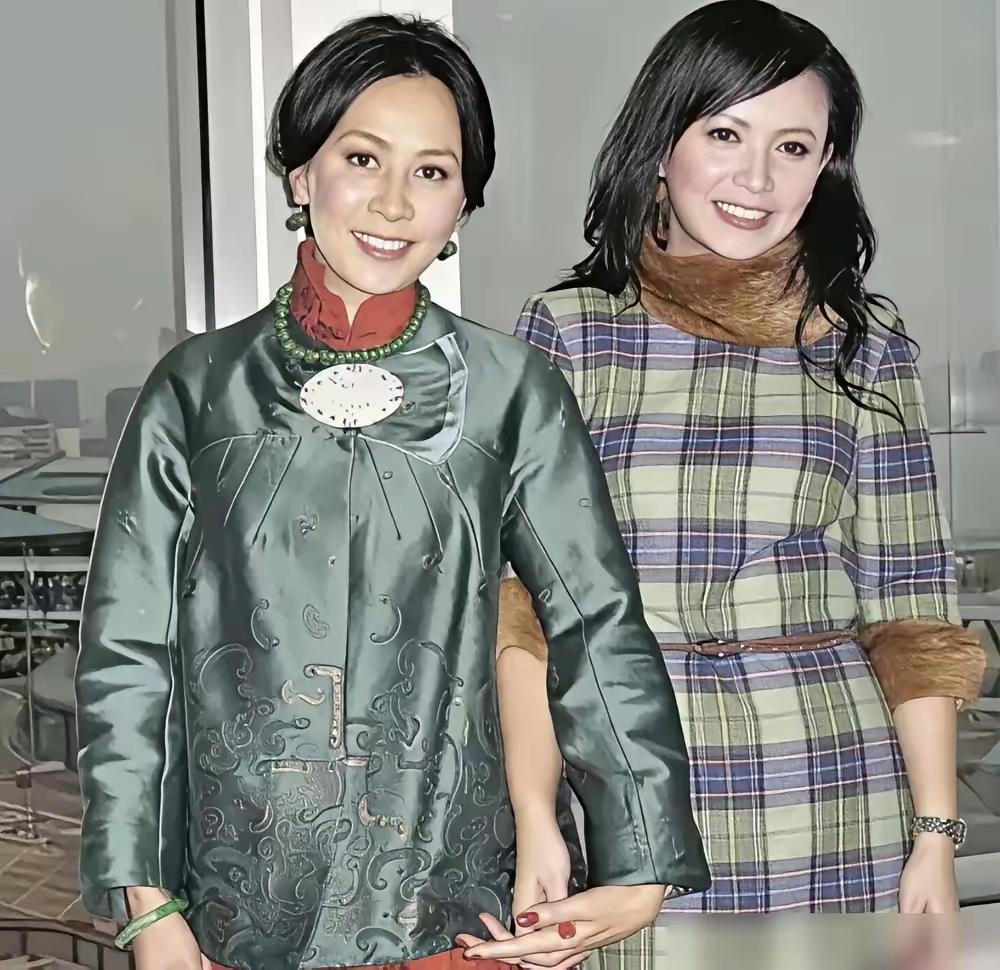 刘嘉玲和曾华倩是一对好闺蜜，过去现在一直都是。曾华倩曾是梁朝伟的女朋友，当时二人