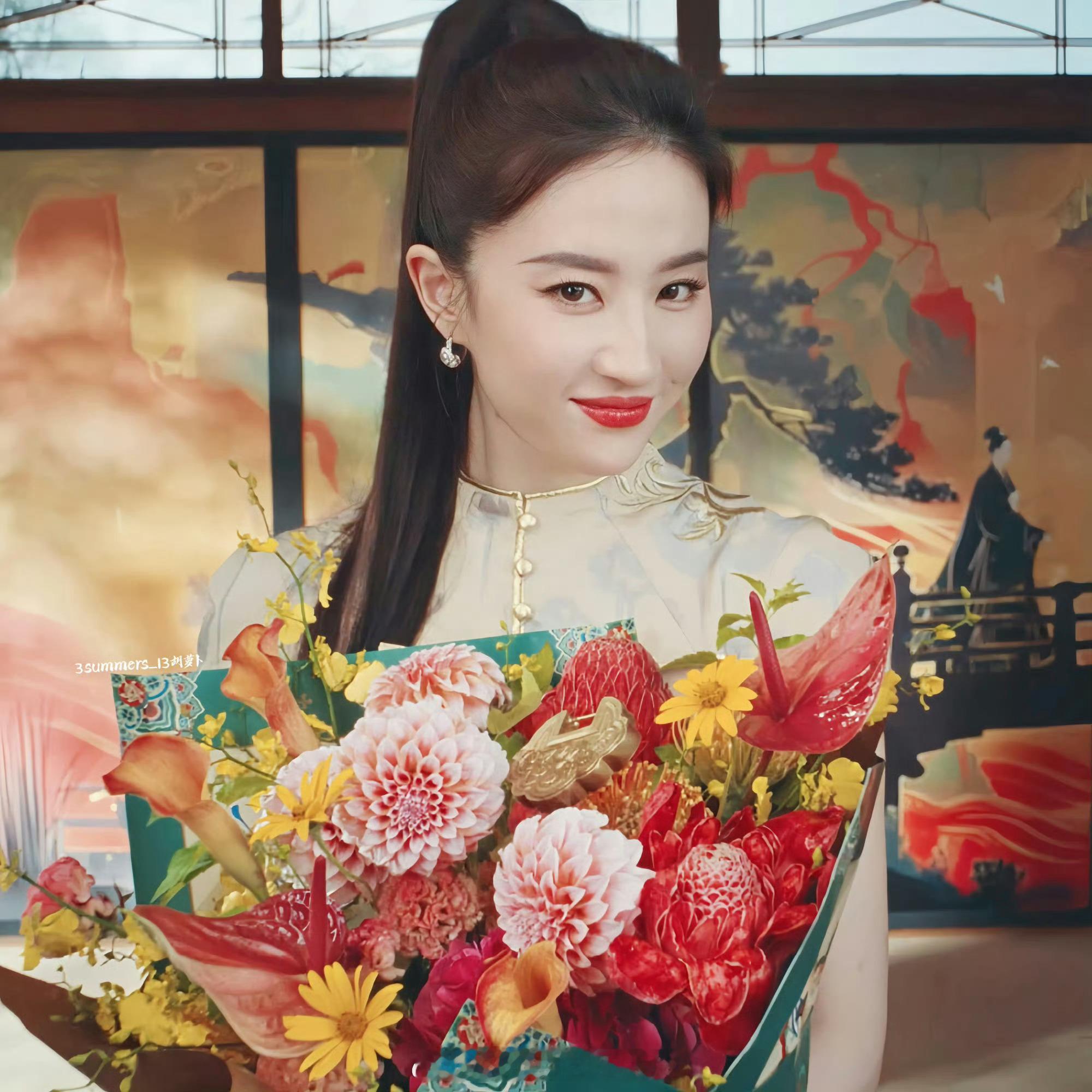 #刘亦菲七夕营业##刘亦菲七夕捧花照#刘亦菲七夕营业，捧花照美出新高度，爱了爱了