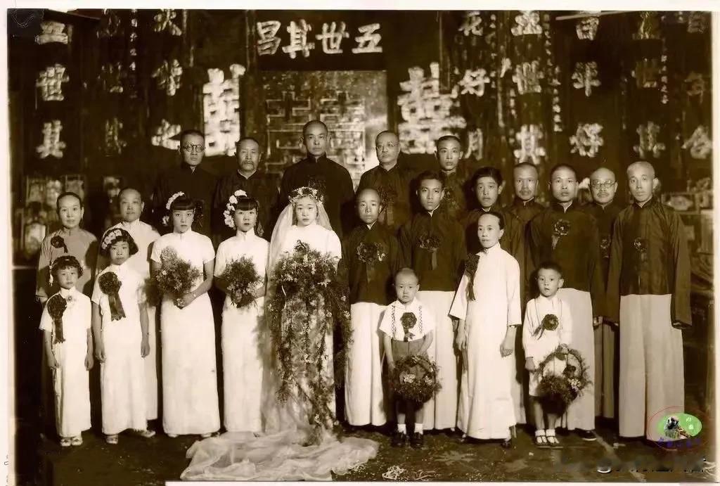 这张珍贵的照片拍摄于1937年7月4日，地点是天津永安饭店。后排居中者为时任天津