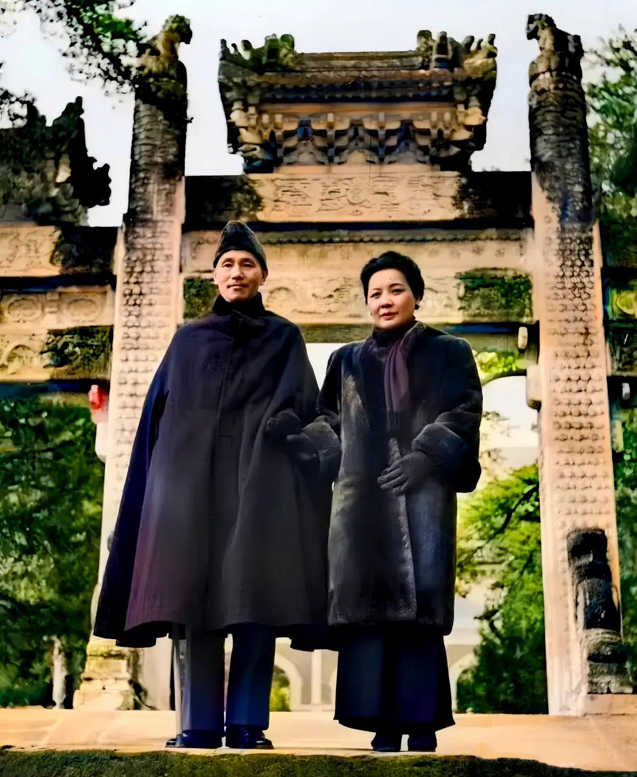 1945年，蒋中正和夫人宋美龄在北平香山碧云寺拜谒时的留影，当时抗战胜利不久，老