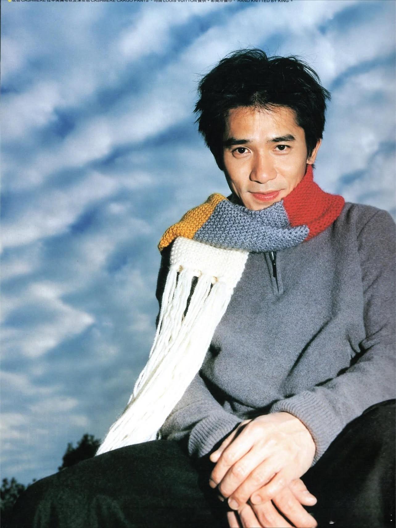 1999年，37岁的梁朝伟拍摄杂志图，有够靓仔。 