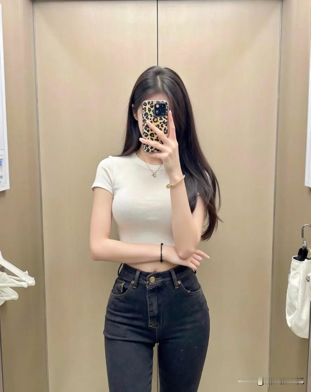 懂自懂！牛仔裤一上身，直接封神穿搭界天菜姐姐！
[比心][比心][比心][比心]