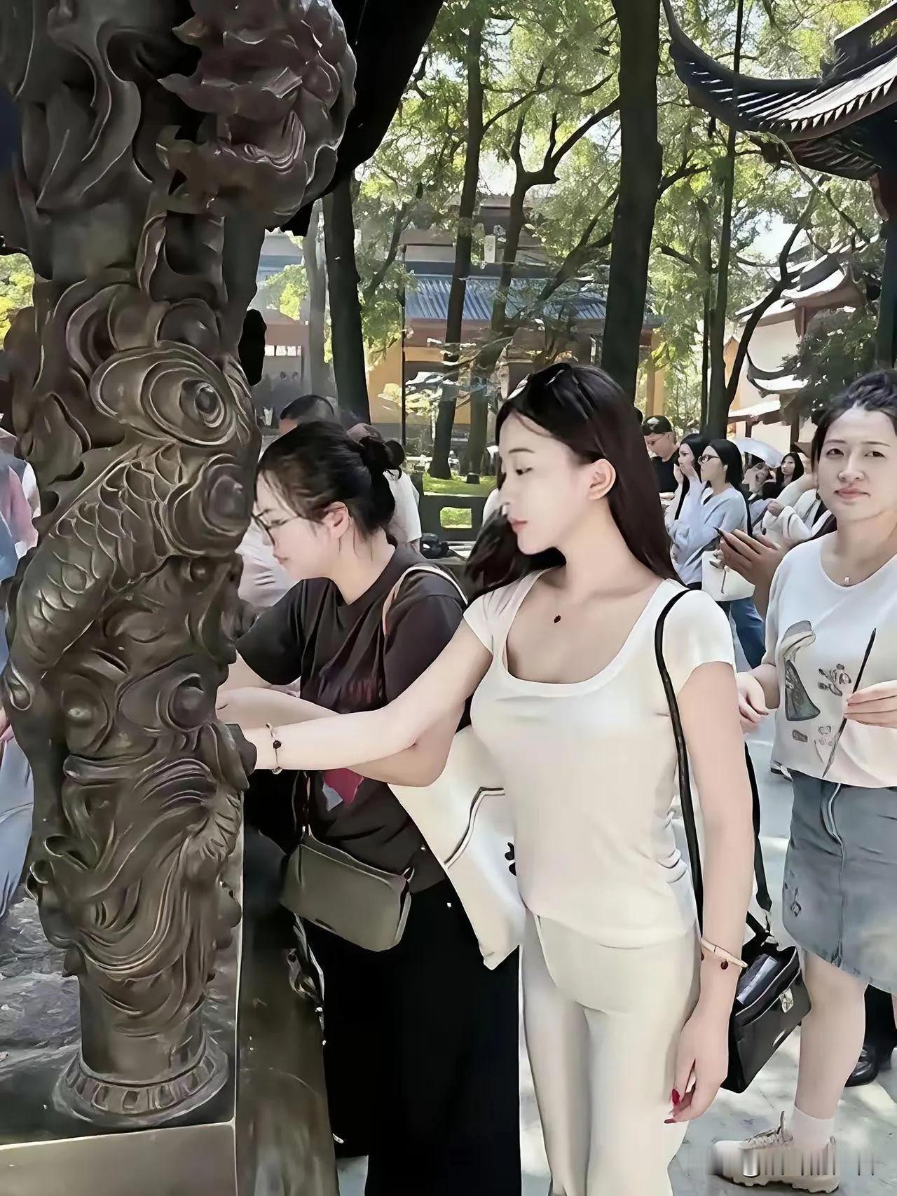 大家看，这么漂亮的几个姑娘在烧香拜神，在求什么啊？
这是一小编发在网上的照片，照