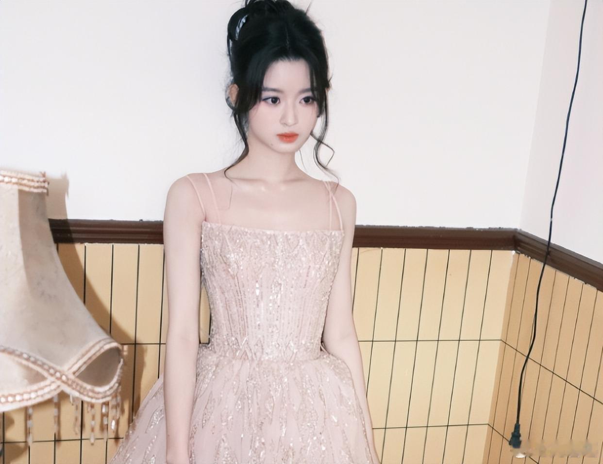 黄杨钿甜微博之夜的红毯造型看了没，脖子和耳朵上都是素素的，没有戴任何首，她真的怕