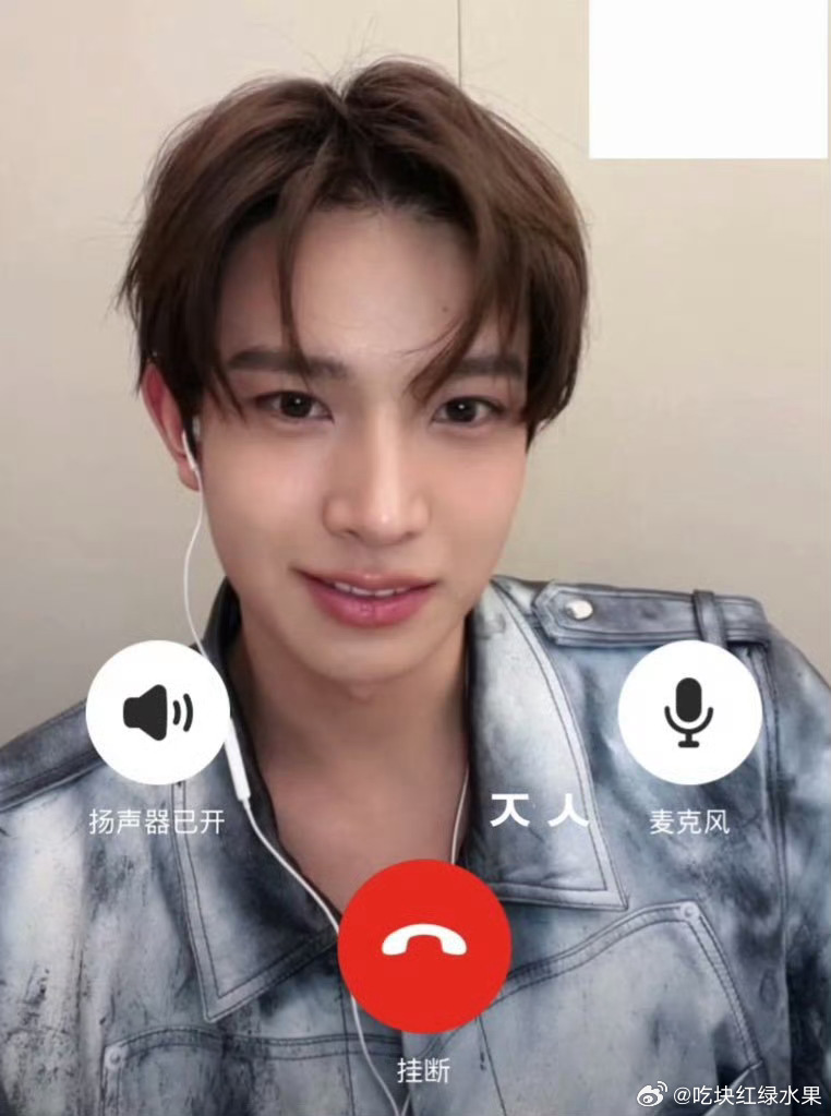 当今日李羲承和粉丝影通时，洋恩静正在楼下静坐绝食第四天：“enhypen is 