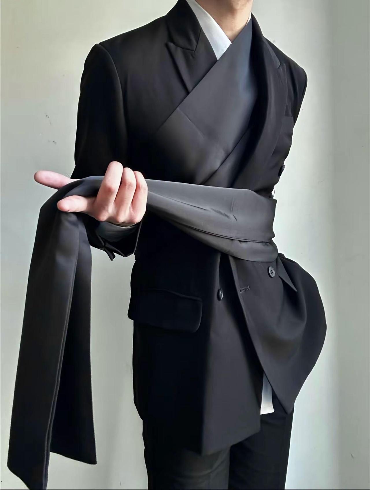 和你在一起，你肯定不会出轨，因为要有两个人爱你才行 飘带西服 时装