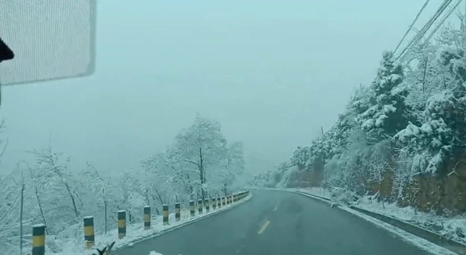雪天路滑，行车安全是重中之重。此时路面附着力大幅下降，稍有不慎车辆就可能失控，一