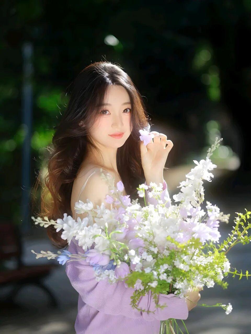 温柔的浅紫穿搭，配上满捧清新花束，阳光洒在发丝上，连空气都变得甜甜的。眉眼温柔，