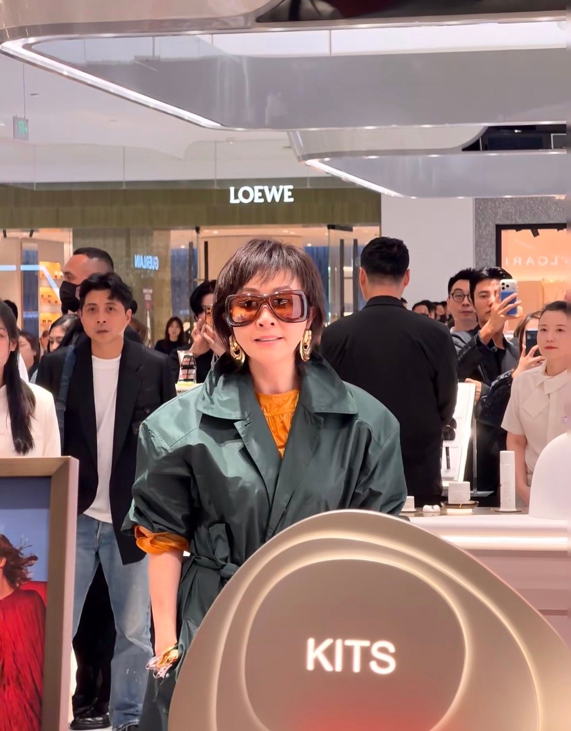 61岁刘嘉玲状态61岁刘嘉玲生图刘嘉玲线下活动61岁仍旧体态端正，气质斐然，岁月