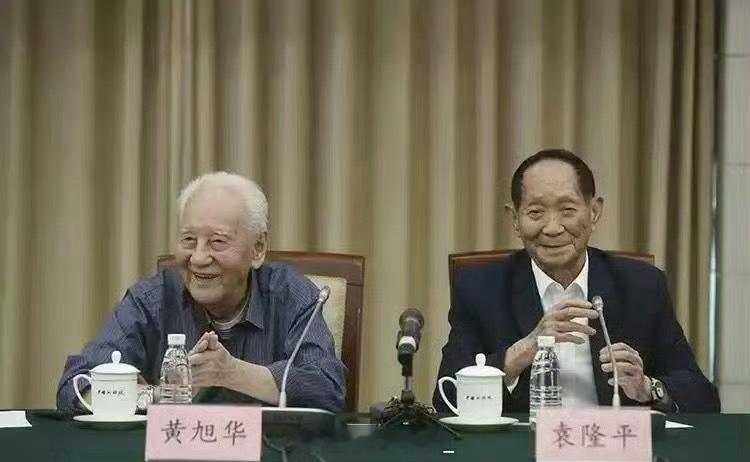 两位老人的合影，看完泪目一个让中国人不再挨饿，一个让中国人不再挨打。请停留一秒，