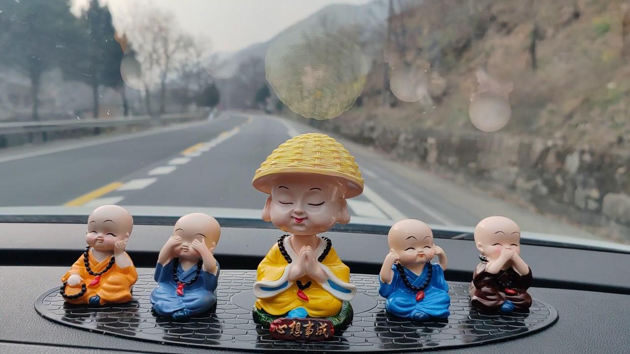 在秦岭山水间感受心灵的宁静，一辆宝来车里坐着五个小沙弥，沿途的风景美得像一幅流动