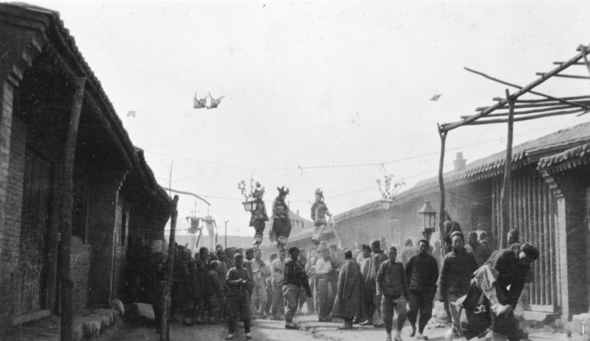 街头高跷表演者，山西，1907年 ​​​