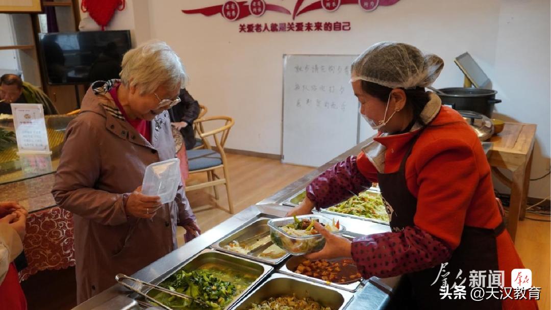 6月22日，走进汉台区东大街社区日间食堂，正值中午饭点，家住龙和花园的任素霞点了