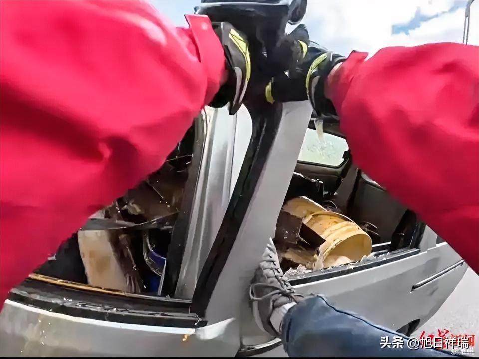 成都“95后”快运小哥偶遇车祸，徒手掰门救人：呼吁大家遇到他人有难时，都能勇敢伸