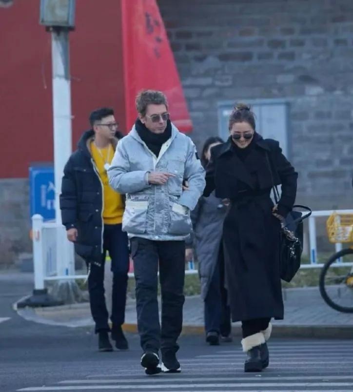 60岁巩俐和法国籍老公米歇尔一起现身北京街头，夫妻俩不仅共骑一辆自行车，还到北京