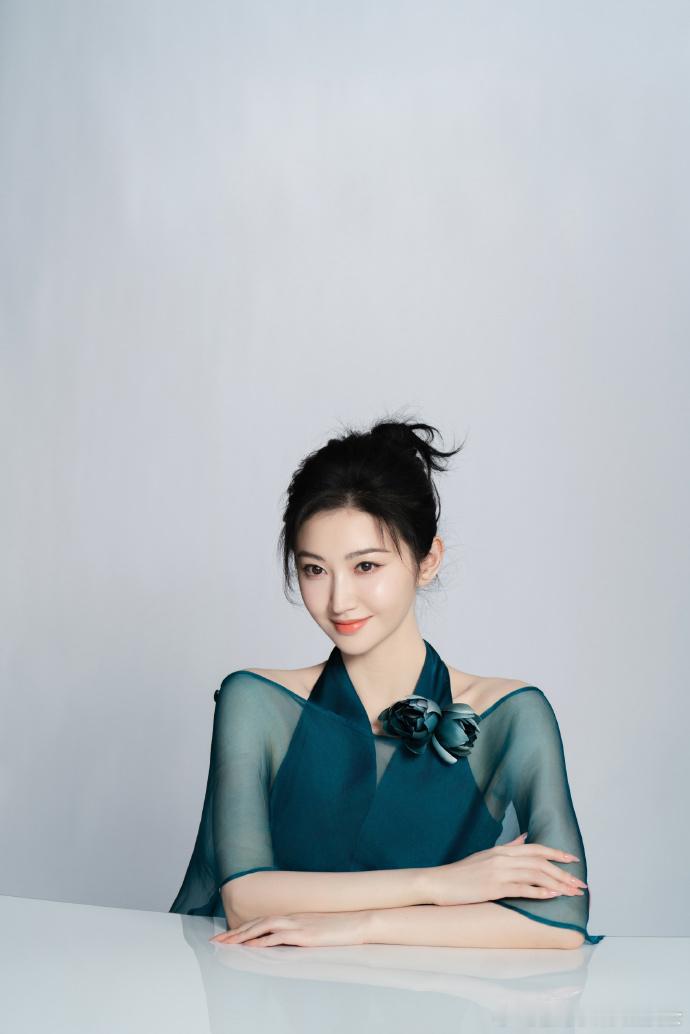 景甜东方雅韵景甜蓝发挑染蓝发挑染如泼墨山水，景甜垂肩发丝与绸缎共舞，雅韵天成尽释