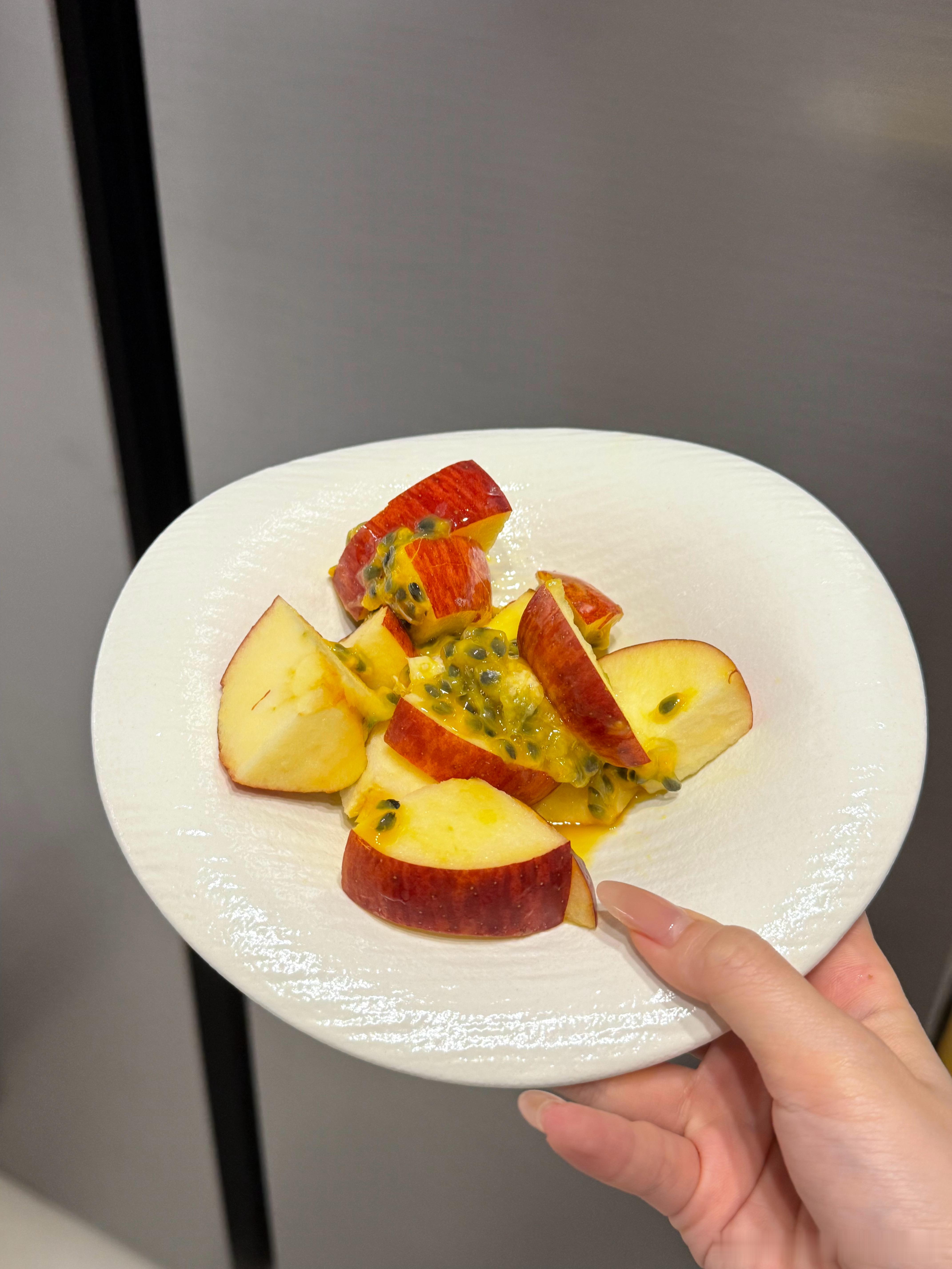 搞了个百香果苹果吃吃🍎之前空口吃百香果都是在酒店早餐，牙都要酸掉了还是第一次吃