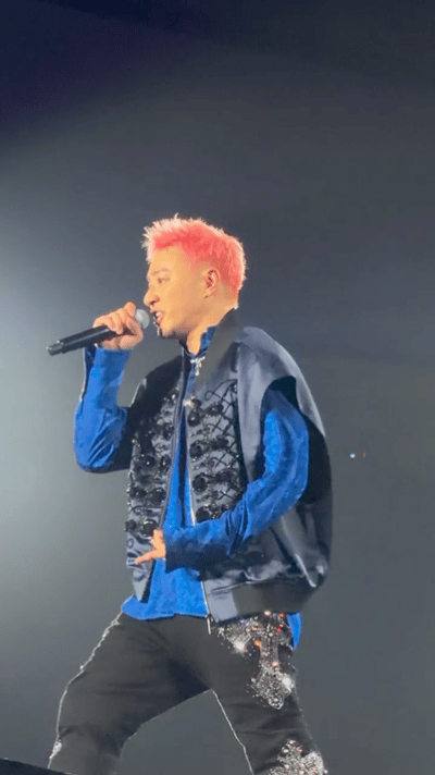 潘玮柏汗流浃背潘玮柏汗水泪水一起流潘玮柏上海演唱会名场面，高强度演出汗流浃背，情
