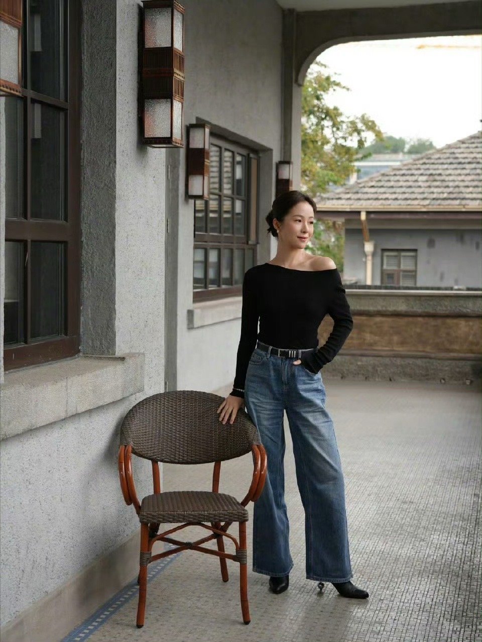 江一燕官宣离婚后首露面浪姐舞台上江一燕自曝离婚，直播中状态在线，与姐姐们说说笑笑