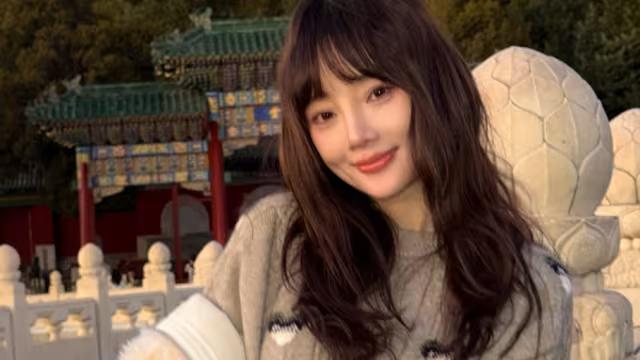 贾乃亮最近在直播里说“没戏拍”，网友说他都这么赚钱了还播，他回：“年龄尴尬，演长