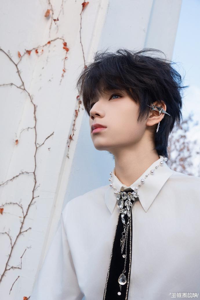 王橹杰 雷霆甩头时代峰峻的“诡异系”爱豆又添一员猛将！王橹杰上班路透的“雷霆甩头