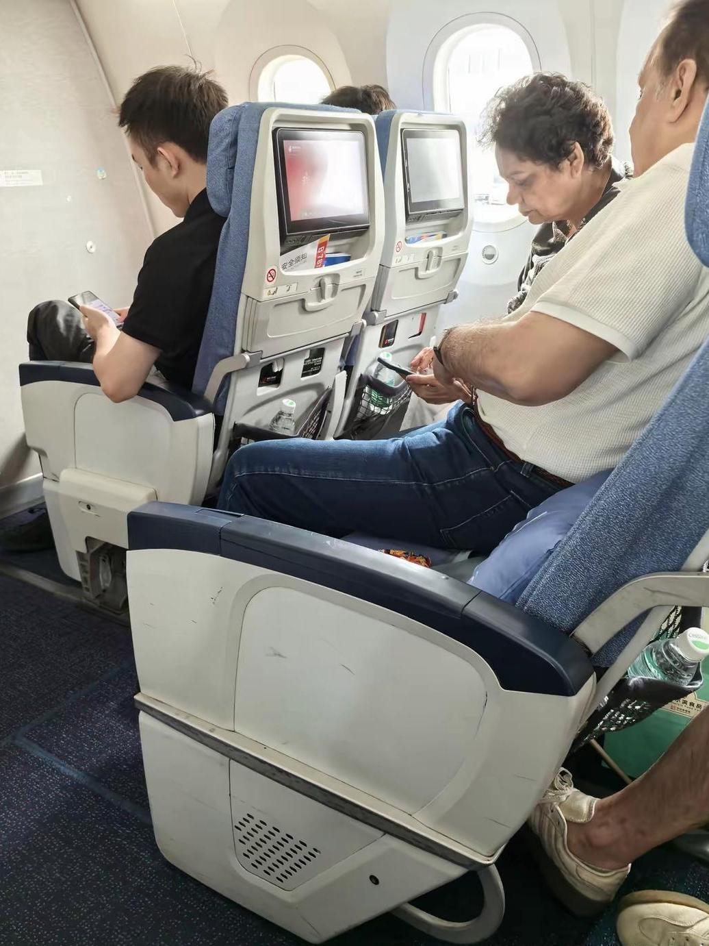 太让人恼火了！上海飞往北京的航班上

一对印度夫妇登机后，女方直接脱鞋把脚架在座