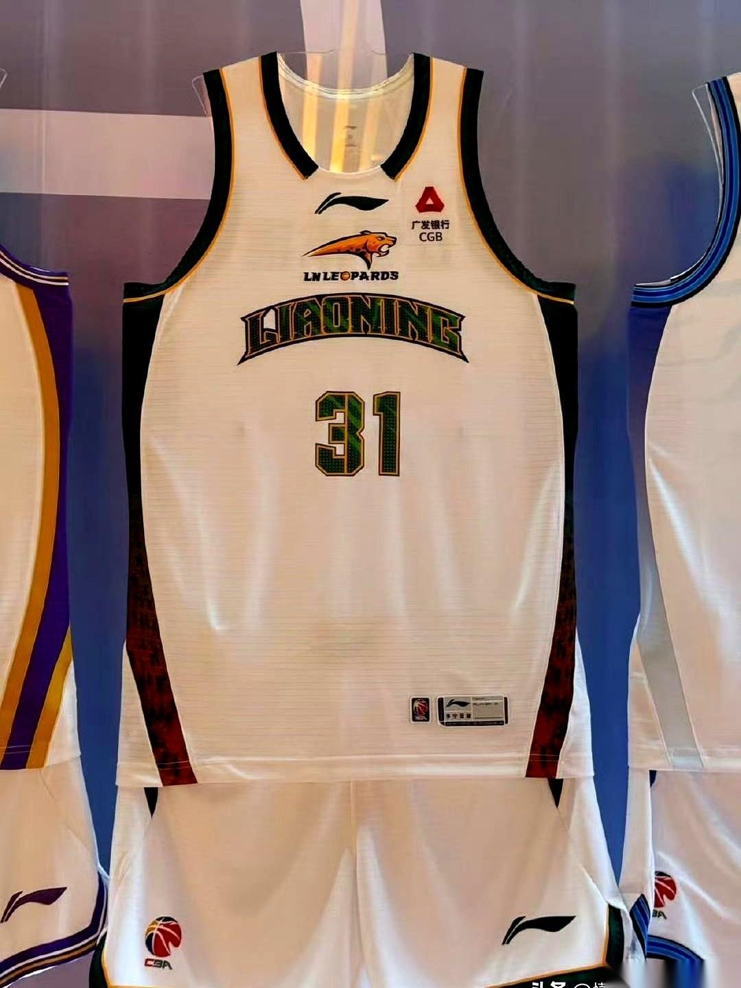 就这？
辽篮新赛季的球衣，就这？
我第一眼看见，还以为我手机屏幕脏了，擦了半天，