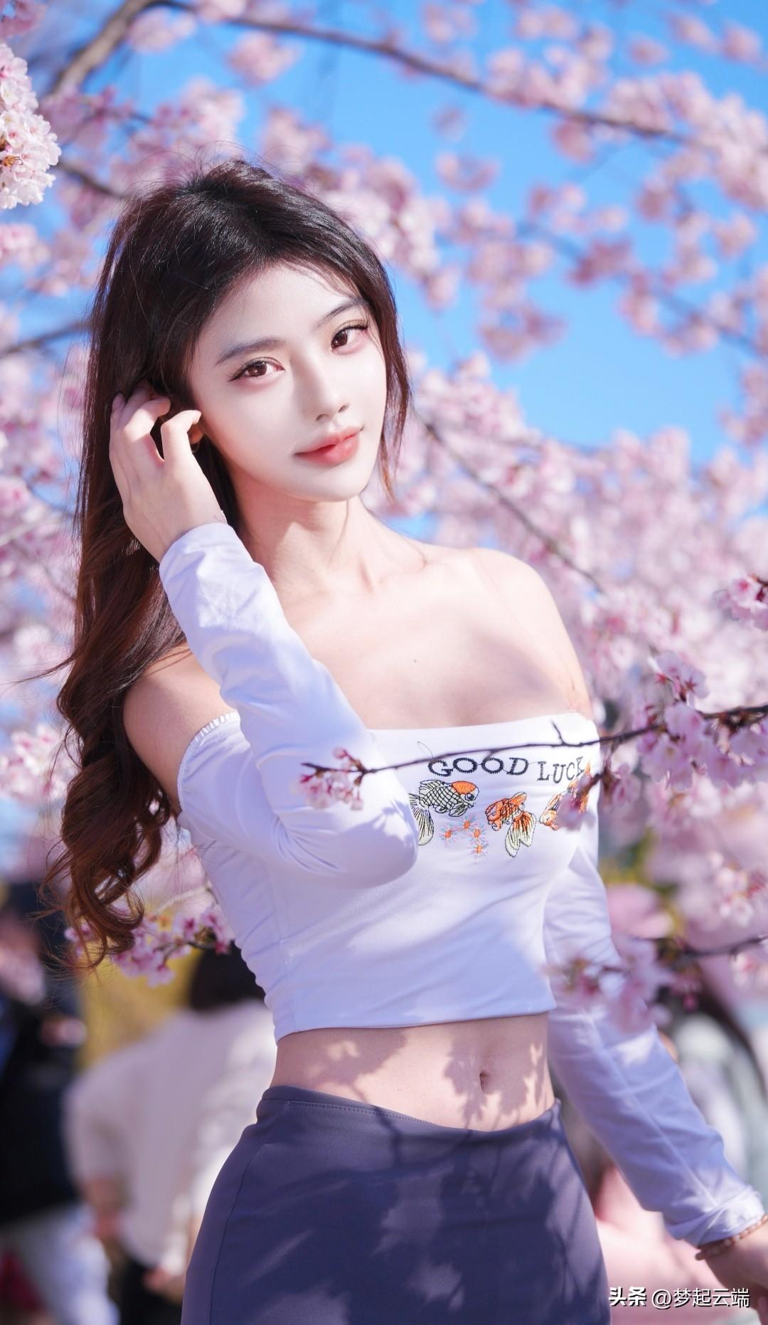 樱花树下，甜美少女，春日气息扑面而来。